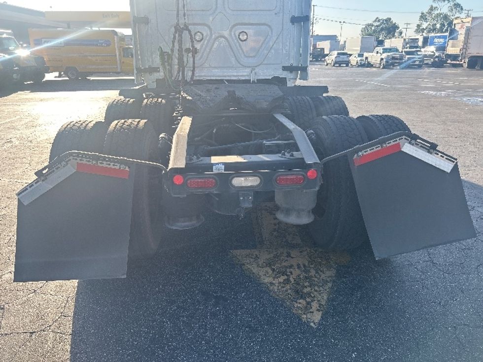 Sleeper Tractor-Heavy Duty Tractors-Freightliner-2022-T12664ST-Montebello-CA-457,429\n\t\tmiles-$ 83,500 - Image 22