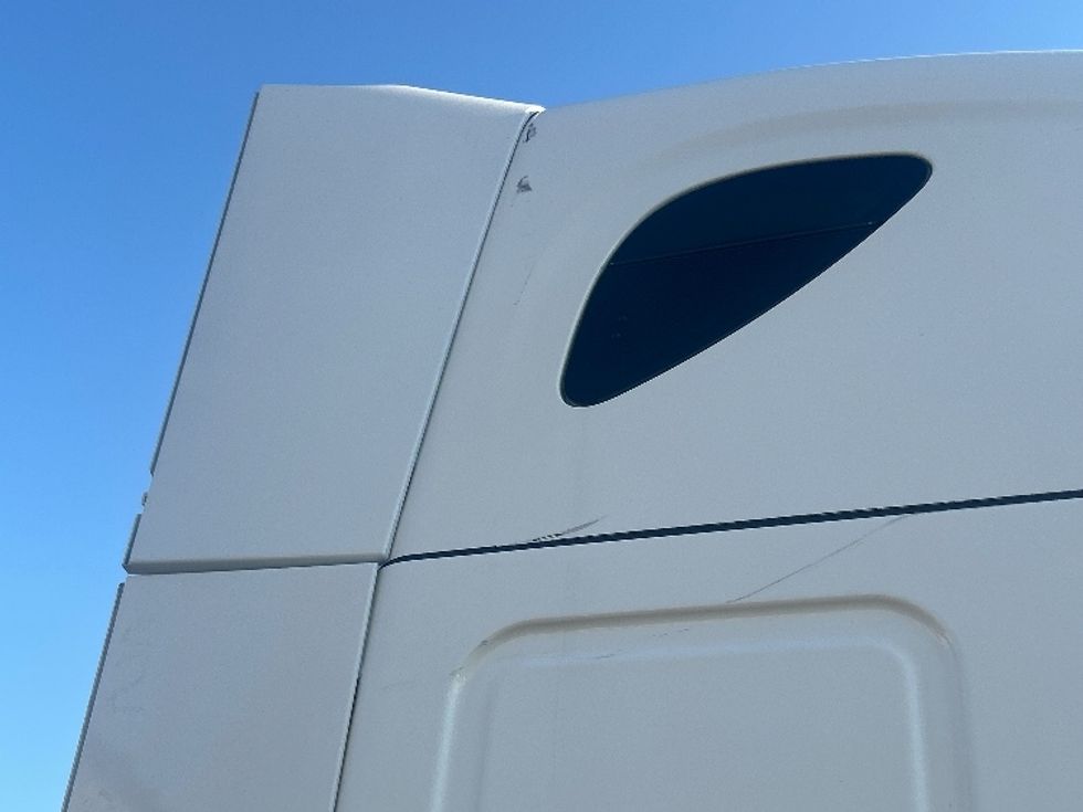 Sleeper Tractor-Heavy Duty Tractors-Freightliner-2022-T12664ST-Montebello-CA-457,429\n\t\tmiles-$ 83,500 - Image 23