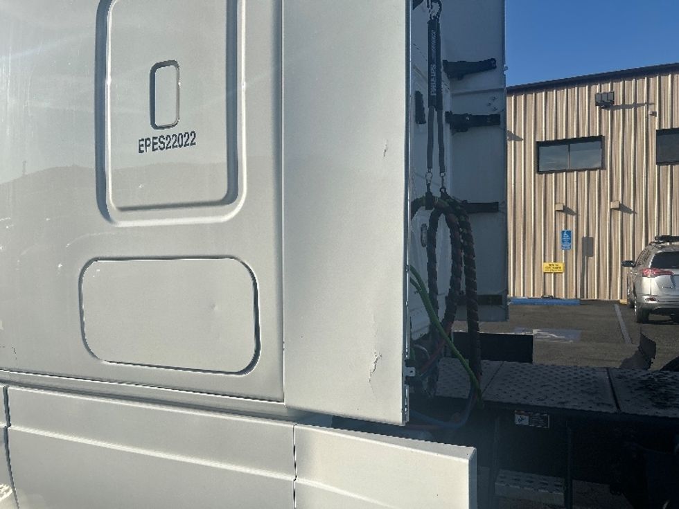 Sleeper Tractor-Heavy Duty Tractors-Freightliner-2022-T12664ST-Montebello-CA-457,429\n\t\tmiles-$ 83,500 - Image 24