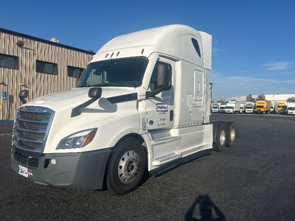 Sleeper Tractor-Heavy Duty Tractors-Freightliner-2022-T12664ST-Montebello-CA-457,429\n\t\tmiles-$ 83,500 - Image 3