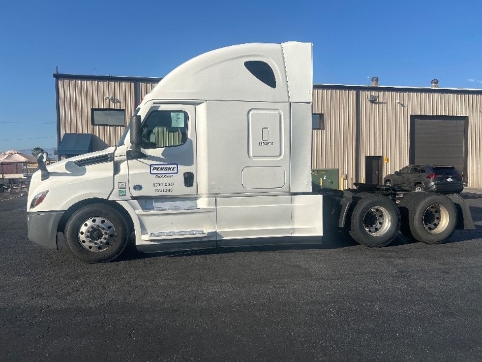 Sleeper Tractor-Heavy Duty Tractors-Freightliner-2022-T12664ST-Montebello-CA-457,429\n\t\tmiles-$ 83,500 - Image 4