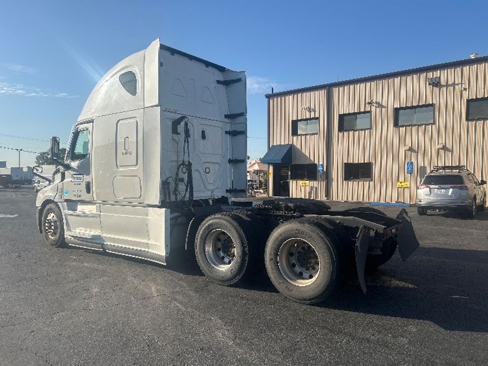Sleeper Tractor-Heavy Duty Tractors-Freightliner-2022-T12664ST-Montebello-CA-457,429\n\t\tmiles-$ 83,500 - Image 5