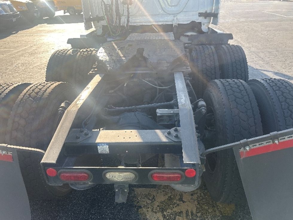 Sleeper Tractor-Heavy Duty Tractors-Freightliner-2022-T12664ST-Montebello-CA-457,429\n\t\tmiles-$ 83,500 - Image 6