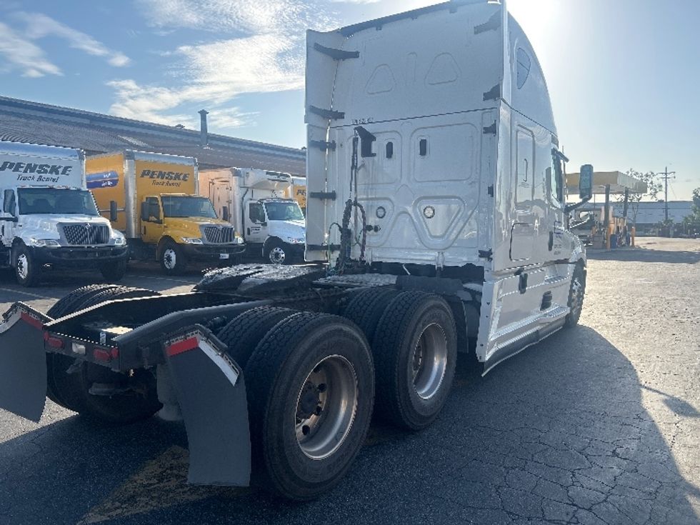 Sleeper Tractor-Heavy Duty Tractors-Freightliner-2022-T12664ST-Montebello-CA-457,429\n\t\tmiles-$ 83,500 - Image 7