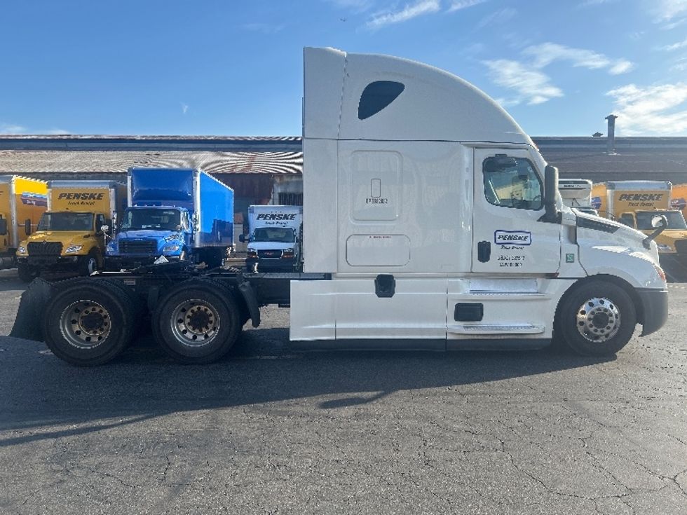 Sleeper Tractor-Heavy Duty Tractors-Freightliner-2022-T12664ST-Montebello-CA-457,429\n\t\tmiles-$ 83,500 - Image 8