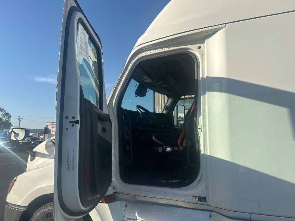 Sleeper Tractor-Heavy Duty Tractors-Freightliner-2022-T12664ST-Montebello-CA-457,429\n\t\tmiles-$ 83,500 - Image 9