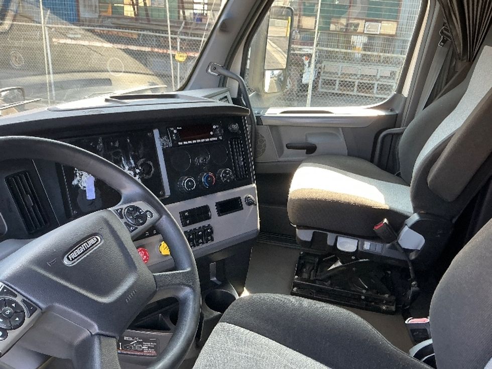 Sleeper Tractor-Heavy Duty Tractors-Freightliner-2022-T12664ST-Montebello-CA-571,195\n\t\tmiles-$ 68,000 - Image 10