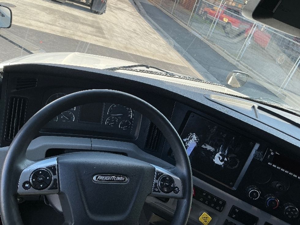 Sleeper Tractor-Heavy Duty Tractors-Freightliner-2022-T12664ST-Montebello-CA-571,195\n\t\tmiles-$ 68,000 - Image 11