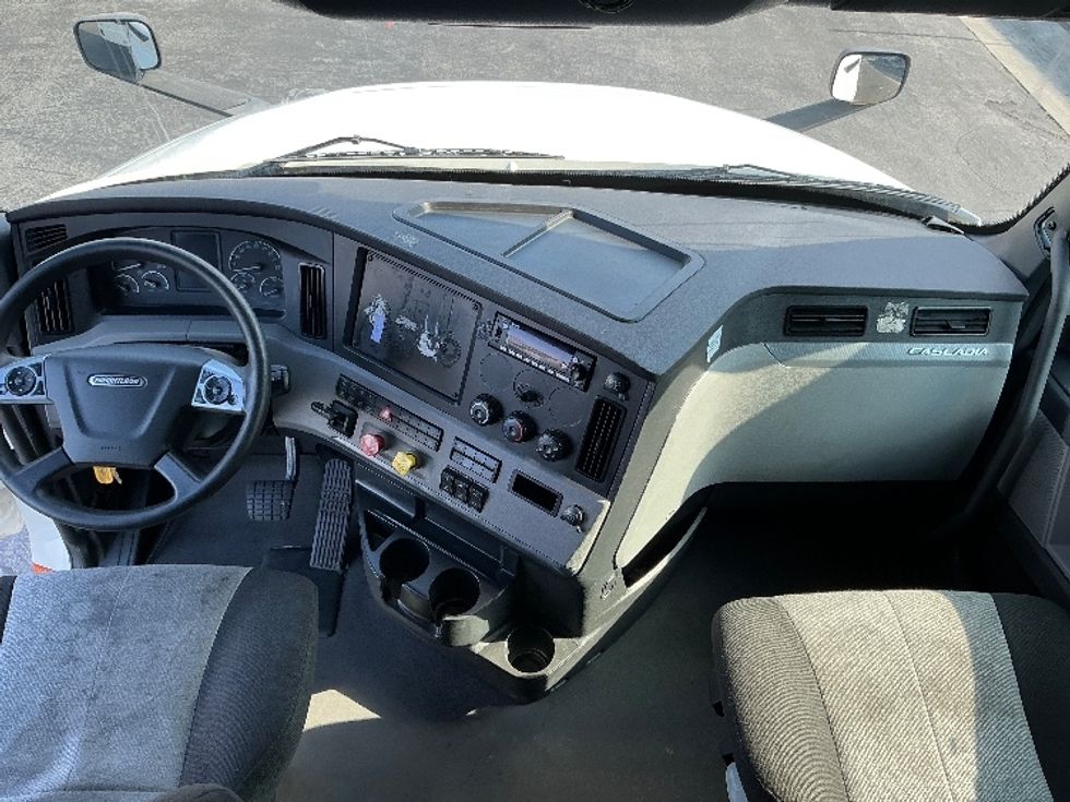 Sleeper Tractor-Heavy Duty Tractors-Freightliner-2022-T12664ST-Montebello-CA-571,195\n\t\tmiles-$ 68,000 - Image 12