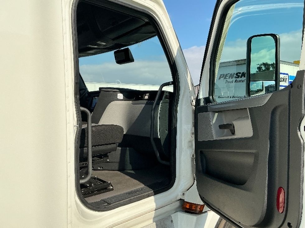 Sleeper Tractor-Heavy Duty Tractors-Freightliner-2022-T12664ST-Montebello-CA-571,195\n\t\tmiles-$ 68,000 - Image 13