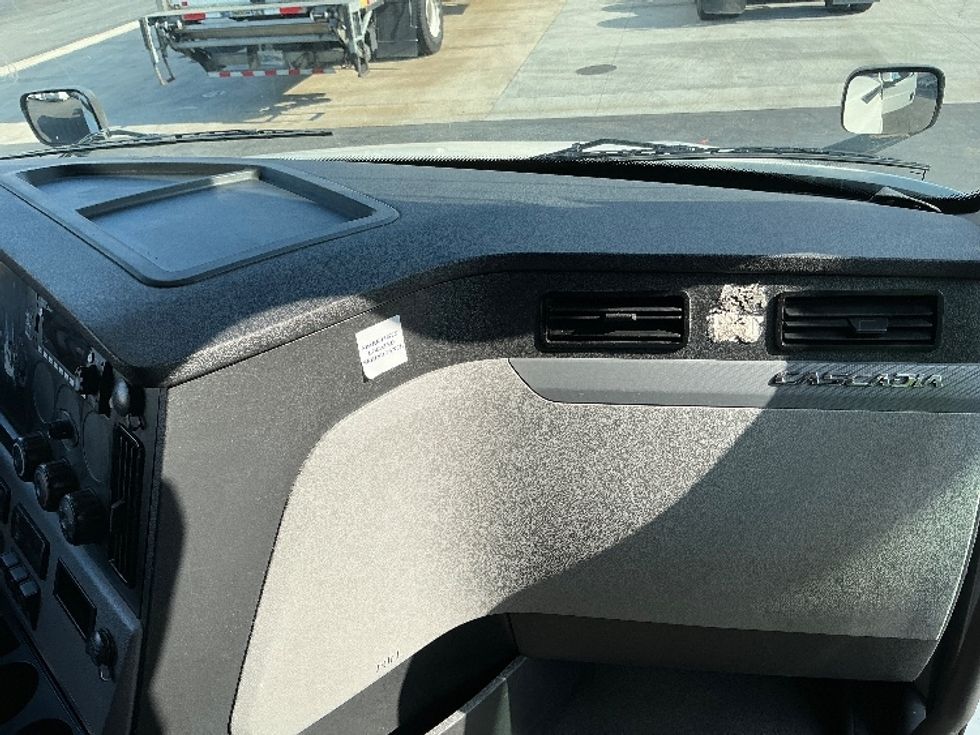 Sleeper Tractor-Heavy Duty Tractors-Freightliner-2022-T12664ST-Montebello-CA-571,195\n\t\tmiles-$ 68,000 - Image 14