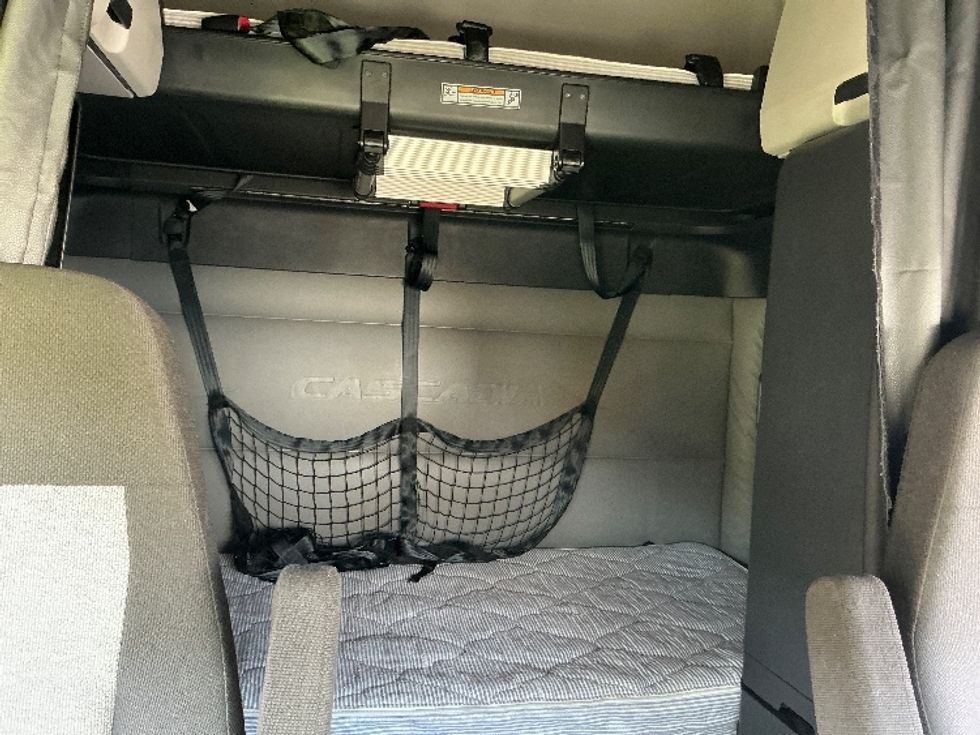 Sleeper Tractor-Heavy Duty Tractors-Freightliner-2022-T12664ST-Montebello-CA-571,195\n\t\tmiles-$ 68,000 - Image 16