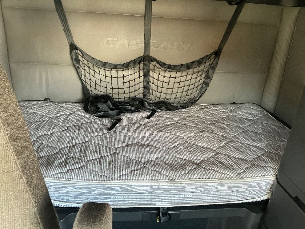 Sleeper Tractor-Heavy Duty Tractors-Freightliner-2022-T12664ST-Montebello-CA-571,195\n\t\tmiles-$ 68,000 - Image 17