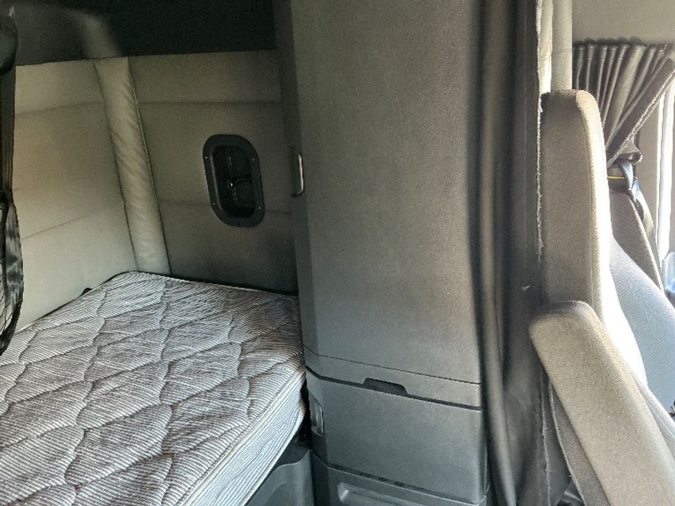 Sleeper Tractor-Heavy Duty Tractors-Freightliner-2022-T12664ST-Montebello-CA-571,195\n\t\tmiles-$ 68,000 - Image 18