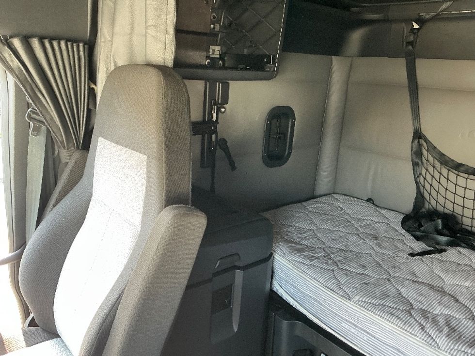 Sleeper Tractor-Heavy Duty Tractors-Freightliner-2022-T12664ST-Montebello-CA-571,195\n\t\tmiles-$ 68,000 - Image 19