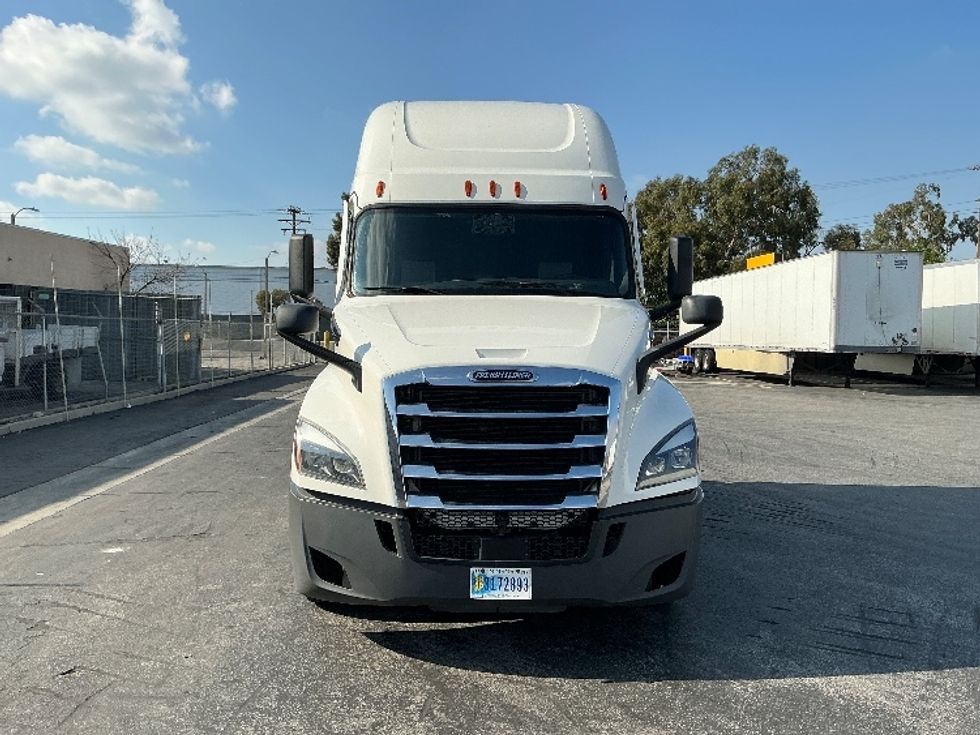 Sleeper Tractor-Heavy Duty Tractors-Freightliner-2022-T12664ST-Montebello-CA-571,195\n\t\tmiles-$ 68,000 - Image 2