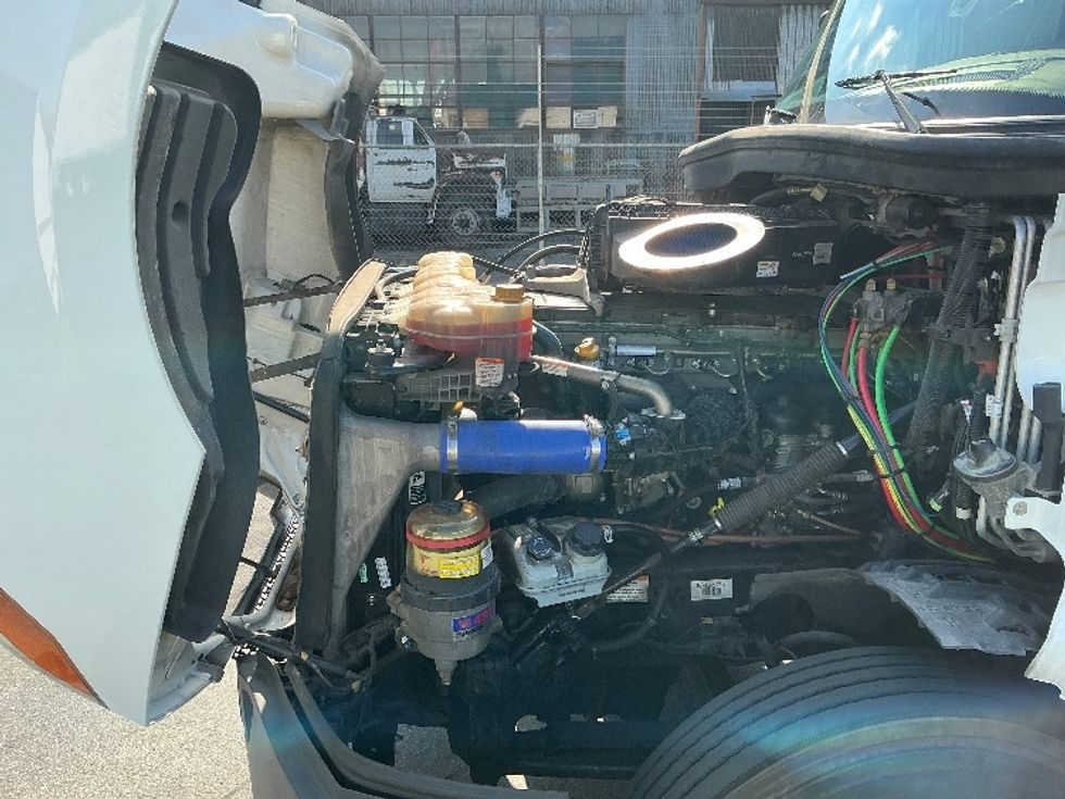 Sleeper Tractor-Heavy Duty Tractors-Freightliner-2022-T12664ST-Montebello-CA-571,195\n\t\tmiles-$ 68,000 - Image 21