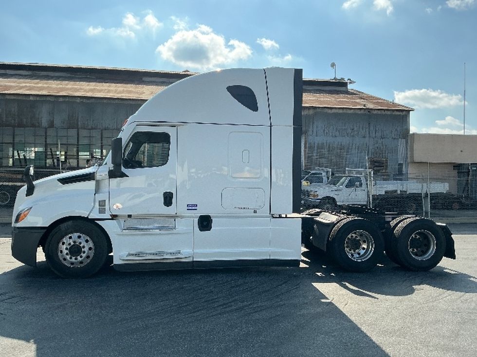 Sleeper Tractor-Heavy Duty Tractors-Freightliner-2022-T12664ST-Montebello-CA-571,195\n\t\tmiles-$ 68,000 - Image 4