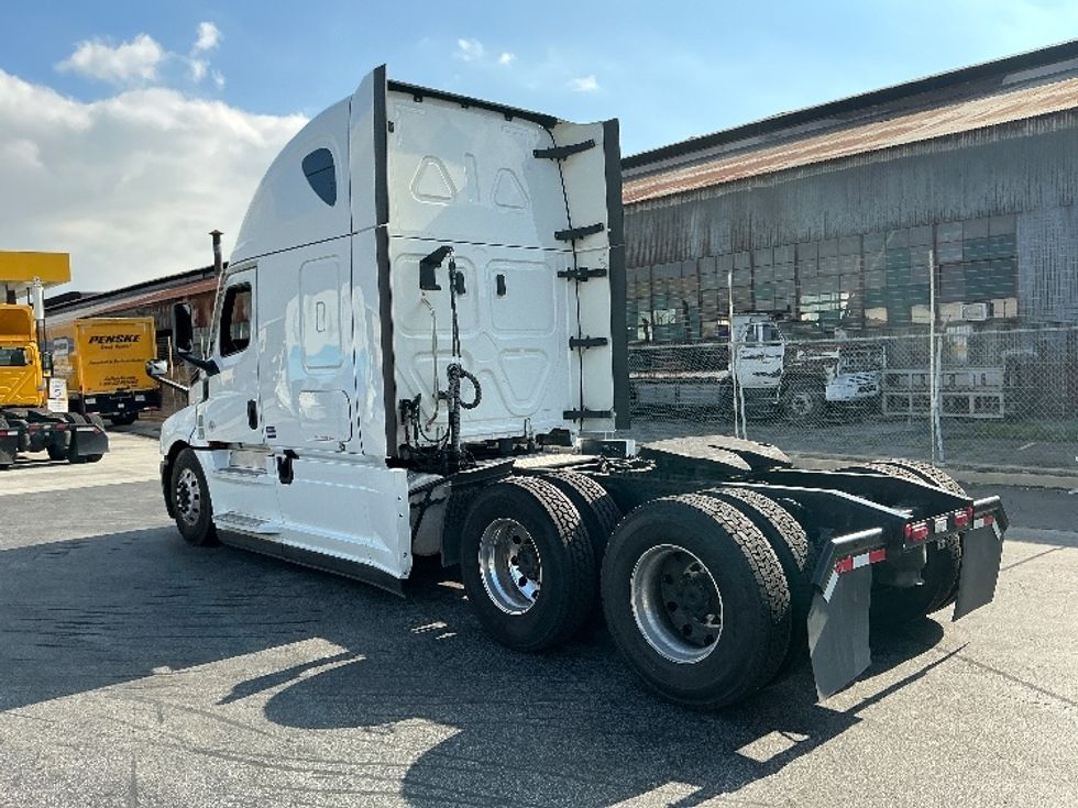 Sleeper Tractor-Heavy Duty Tractors-Freightliner-2022-T12664ST-Montebello-CA-571,195\n\t\tmiles-$ 68,000 - Image 5