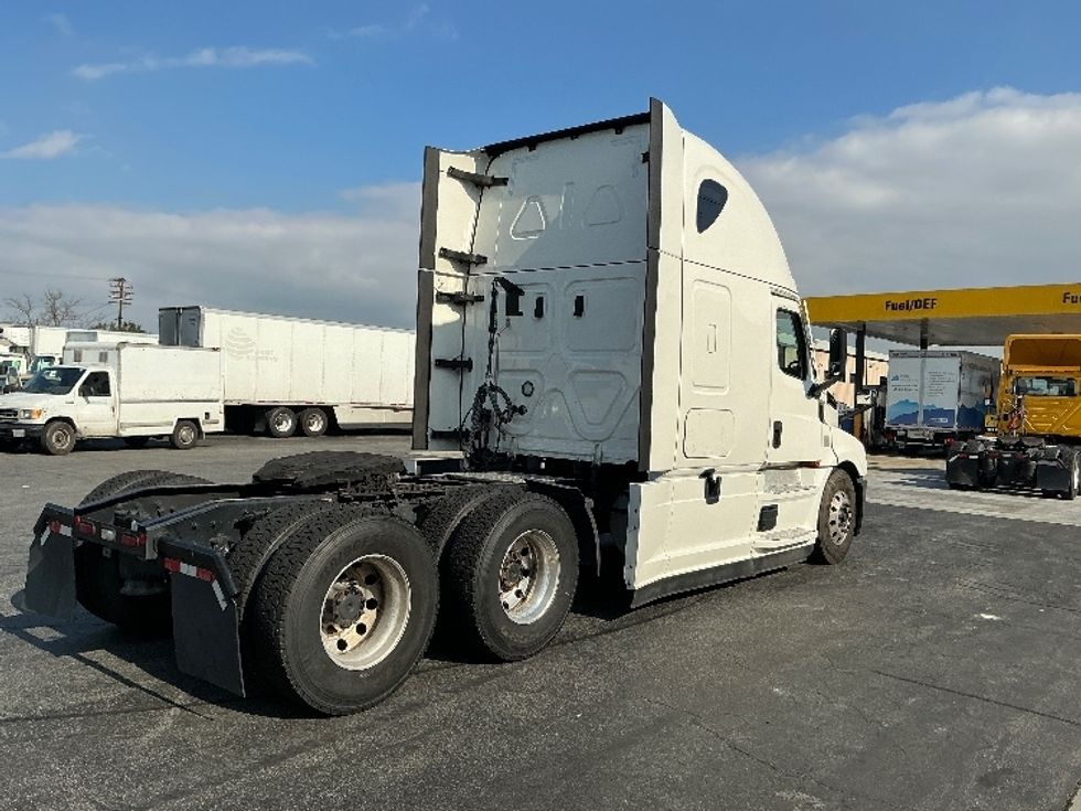Sleeper Tractor-Heavy Duty Tractors-Freightliner-2022-T12664ST-Montebello-CA-571,195\n\t\tmiles-$ 68,000 - Image 7