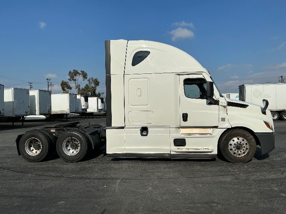 Sleeper Tractor-Heavy Duty Tractors-Freightliner-2022-T12664ST-Montebello-CA-571,195\n\t\tmiles-$ 68,000 - Image 8
