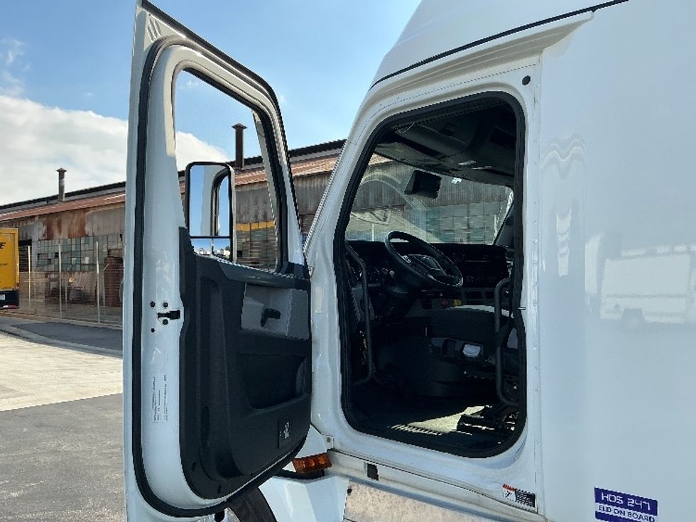 Sleeper Tractor-Heavy Duty Tractors-Freightliner-2022-T12664ST-Montebello-CA-571,195\n\t\tmiles-$ 68,000 - Image 9