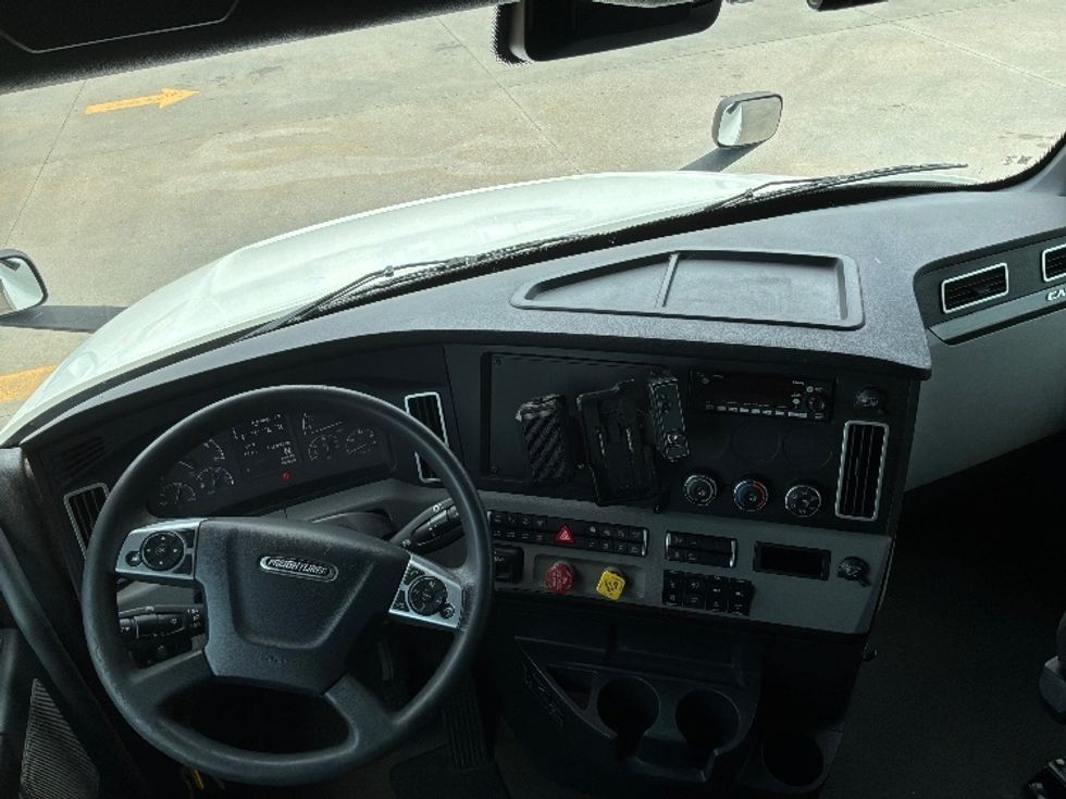 Sleeper Tractor-Heavy Duty Tractors-Freightliner-2022-T12664ST-Montgomery-AL-432,834\n\t\tmiles-$ 86,000 - Image 12