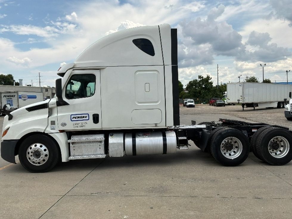 Sleeper Tractor-Heavy Duty Tractors-Freightliner-2022-T12664ST-Montgomery-AL-432,834\n\t\tmiles-$ 86,000 - Image 4