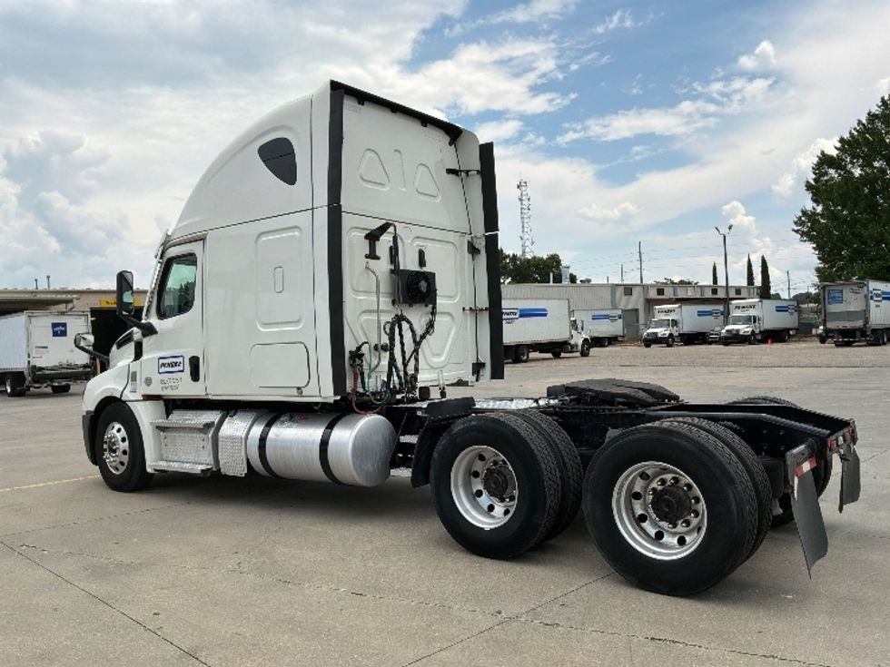Sleeper Tractor-Heavy Duty Tractors-Freightliner-2022-T12664ST-Montgomery-AL-432,834\n\t\tmiles-$ 86,000 - Image 5