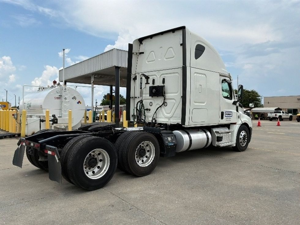 Sleeper Tractor-Heavy Duty Tractors-Freightliner-2022-T12664ST-Montgomery-AL-432,834\n\t\tmiles-$ 86,000 - Image 7