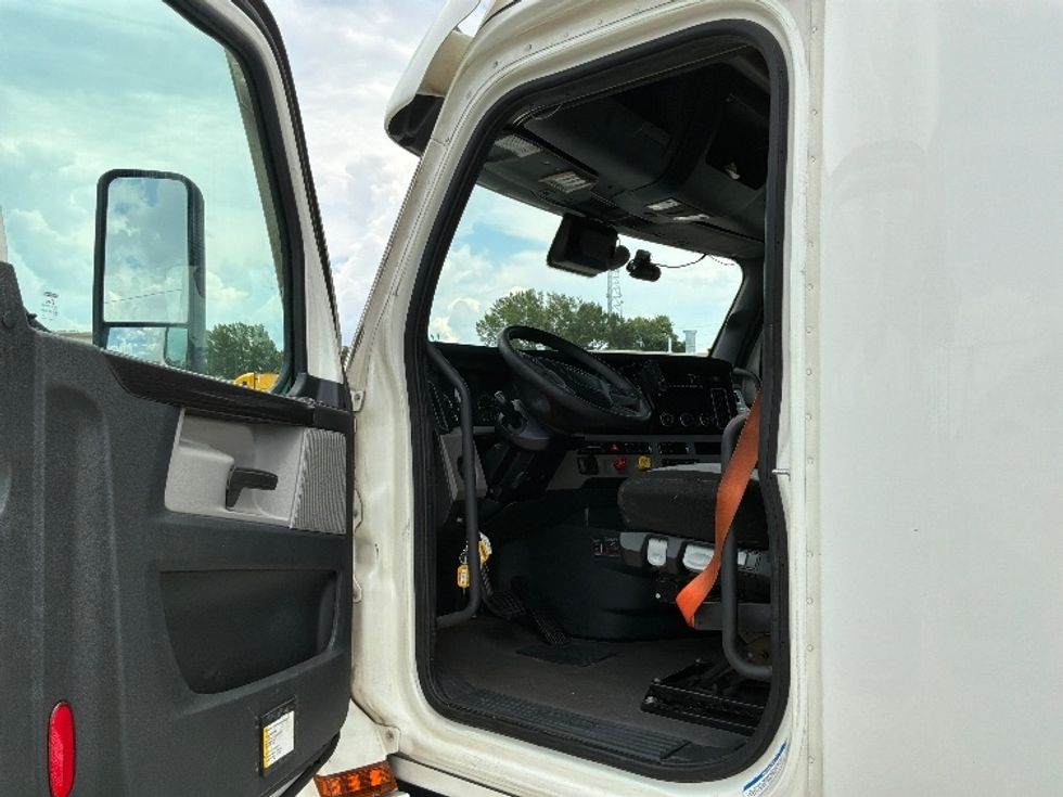 Sleeper Tractor-Heavy Duty Tractors-Freightliner-2022-T12664ST-Montgomery-AL-432,834\n\t\tmiles-$ 86,000 - Image 9