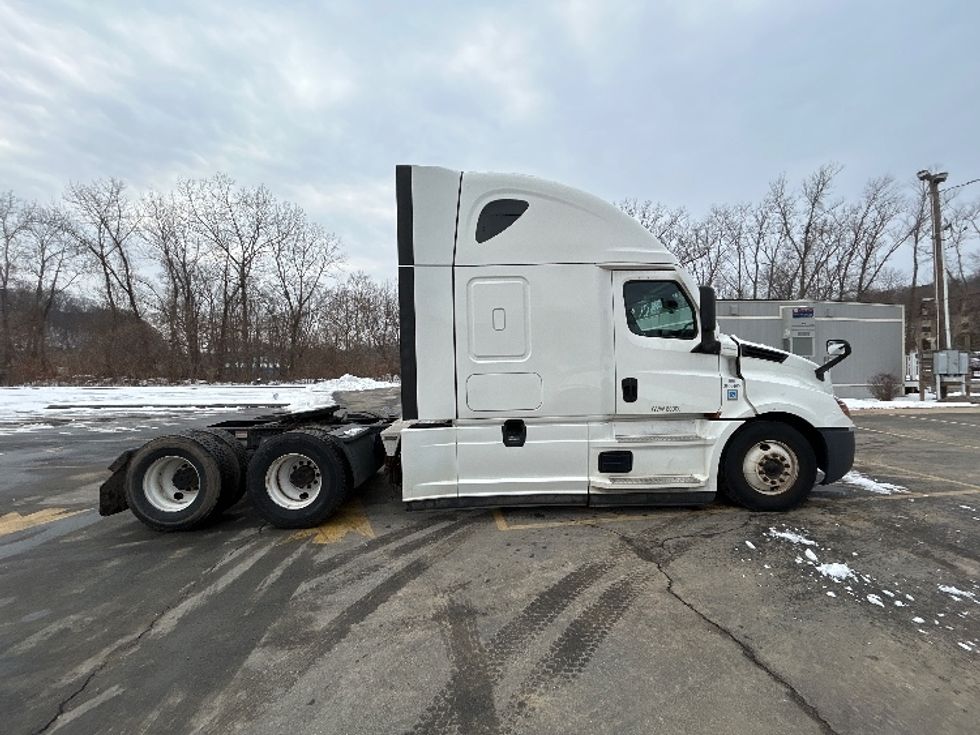 Sleeper Tractor-Heavy Duty Tractors-Freightliner-2022-T12664ST-Montgomery-NY-311,965\n\t\tmiles-$ 81,750 - Image 1