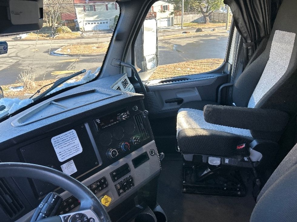 Sleeper Tractor-Heavy Duty Tractors-Freightliner-2022-T12664ST-Montgomery-NY-311,965\n\t\tmiles-$ 81,750 - Image 12