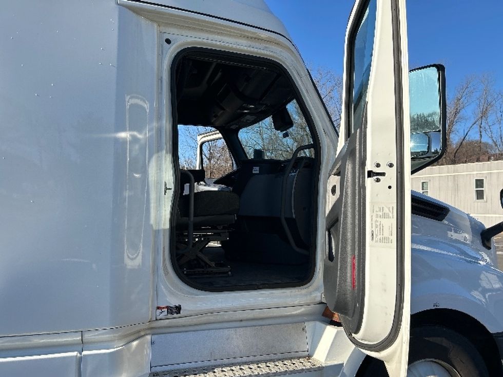 Sleeper Tractor-Heavy Duty Tractors-Freightliner-2022-T12664ST-Montgomery-NY-311,965\n\t\tmiles-$ 81,750 - Image 13