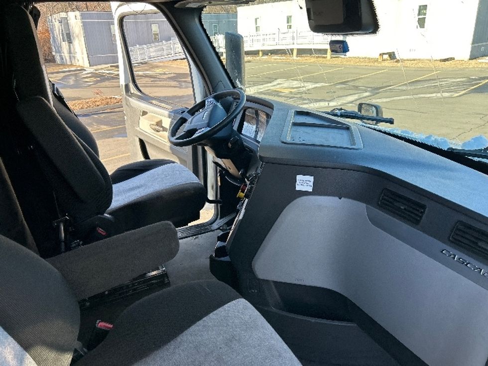 Sleeper Tractor-Heavy Duty Tractors-Freightliner-2022-T12664ST-Montgomery-NY-311,965\n\t\tmiles-$ 81,750 - Image 15