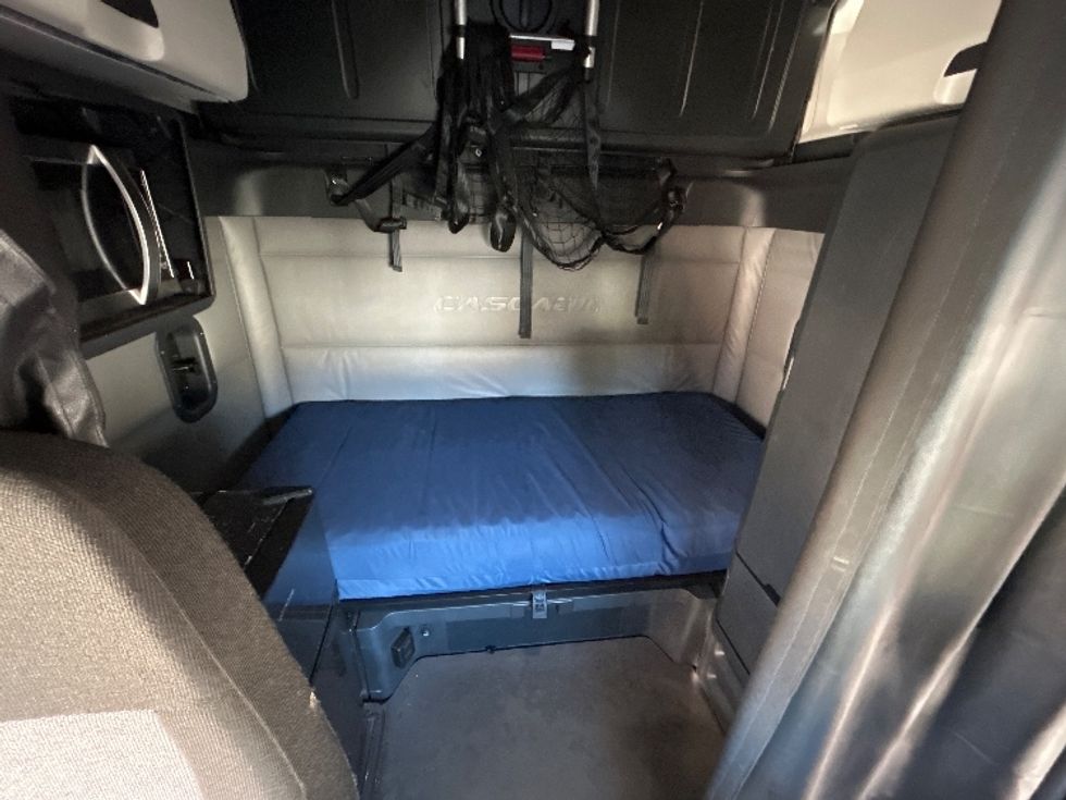 Sleeper Tractor-Heavy Duty Tractors-Freightliner-2022-T12664ST-Montgomery-NY-311,965\n\t\tmiles-$ 81,750 - Image 16