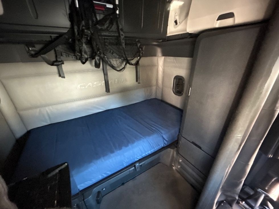 Sleeper Tractor-Heavy Duty Tractors-Freightliner-2022-T12664ST-Montgomery-NY-311,965\n\t\tmiles-$ 81,750 - Image 17