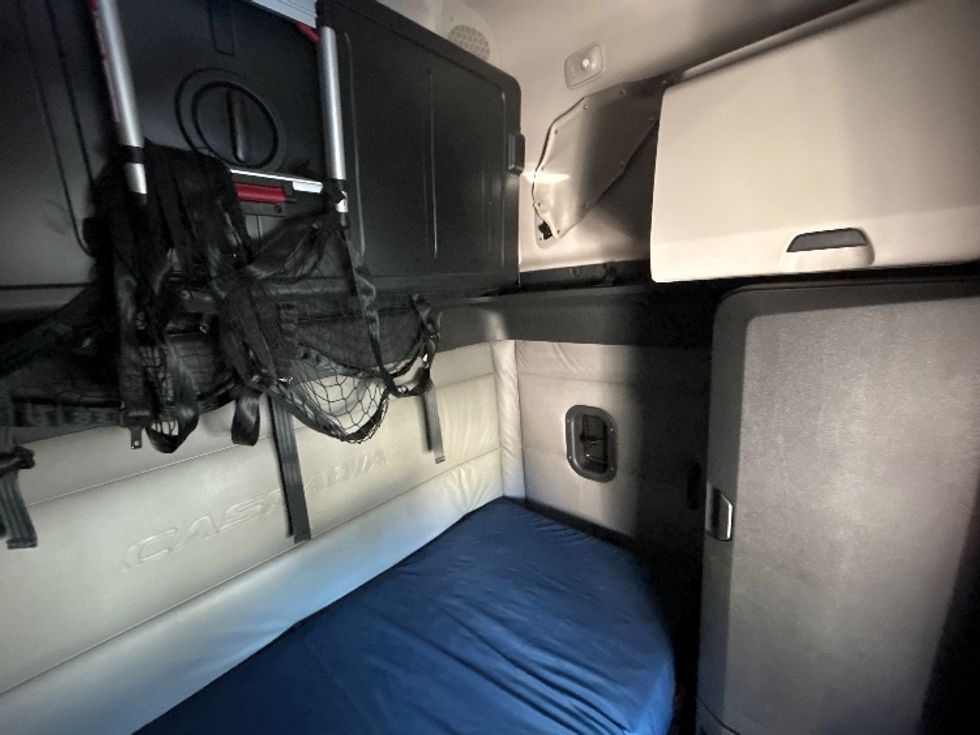 Sleeper Tractor-Heavy Duty Tractors-Freightliner-2022-T12664ST-Montgomery-NY-311,965\n\t\tmiles-$ 81,750 - Image 18