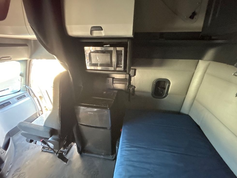 Sleeper Tractor-Heavy Duty Tractors-Freightliner-2022-T12664ST-Montgomery-NY-311,965\n\t\tmiles-$ 81,750 - Image 19