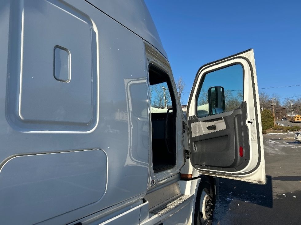 Sleeper Tractor-Heavy Duty Tractors-Freightliner-2022-T12664ST-Montgomery-NY-311,965\n\t\tmiles-$ 81,750 - Image 25