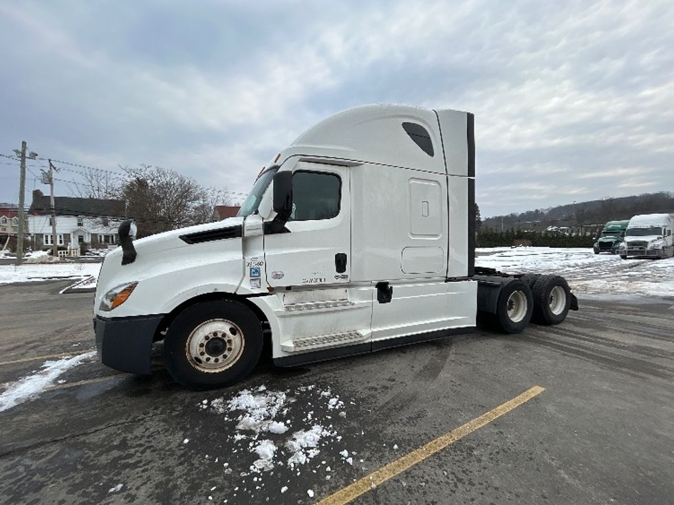 Sleeper Tractor-Heavy Duty Tractors-Freightliner-2022-T12664ST-Montgomery-NY-311,965\n\t\tmiles-$ 81,750 - Image 3