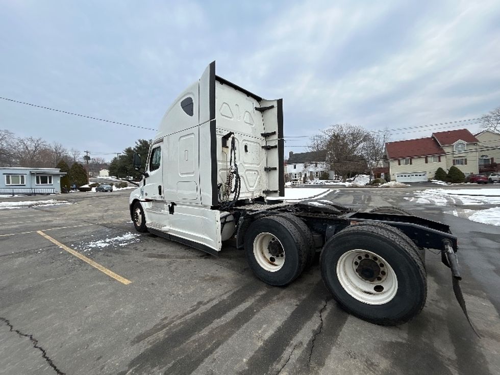 Sleeper Tractor-Heavy Duty Tractors-Freightliner-2022-T12664ST-Montgomery-NY-311,965\n\t\tmiles-$ 81,750 - Image 5