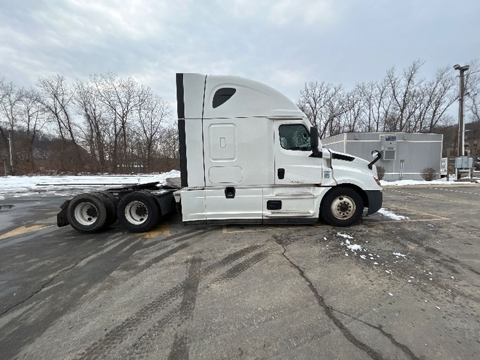 Sleeper Tractor-Heavy Duty Tractors-Freightliner-2022-T12664ST-Montgomery-NY-311,965\n\t\tmiles-$ 81,750 - Image 8