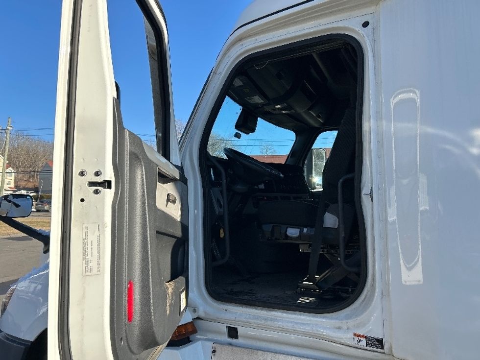 Sleeper Tractor-Heavy Duty Tractors-Freightliner-2022-T12664ST-Montgomery-NY-311,965\n\t\tmiles-$ 81,750 - Image 9