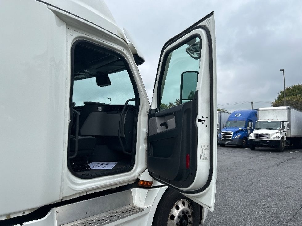 Sleeper Tractor-Heavy Duty Tractors-Freightliner-2022-T12664ST-Montgomery-NY-403,379\n\t\tmiles-$ 79,000 - Image 13