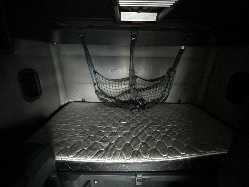 Sleeper Tractor-Heavy Duty Tractors-Freightliner-2022-T12664ST-Montgomery-NY-403,379\n\t\tmiles-$ 79,000 - Image 16