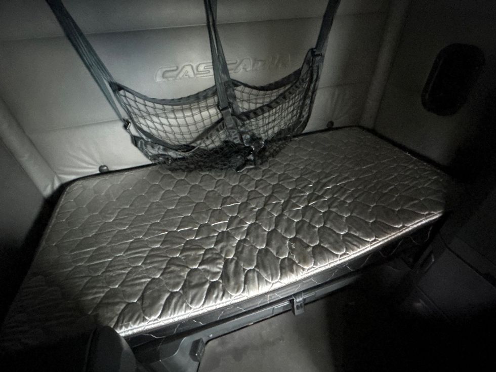 Sleeper Tractor-Heavy Duty Tractors-Freightliner-2022-T12664ST-Montgomery-NY-403,379\n\t\tmiles-$ 79,000 - Image 17