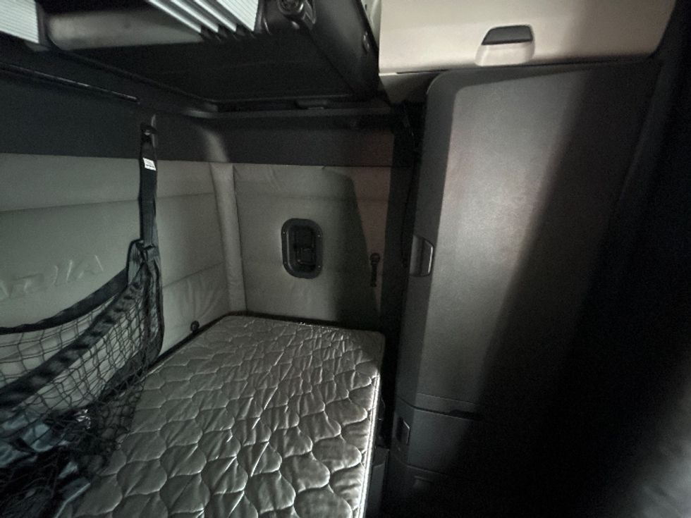 Sleeper Tractor-Heavy Duty Tractors-Freightliner-2022-T12664ST-Montgomery-NY-403,379\n\t\tmiles-$ 79,000 - Image 18