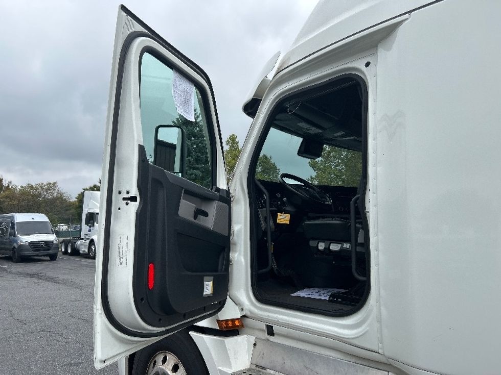 Sleeper Tractor-Heavy Duty Tractors-Freightliner-2022-T12664ST-Montgomery-NY-403,379\n\t\tmiles-$ 79,000 - Image 9