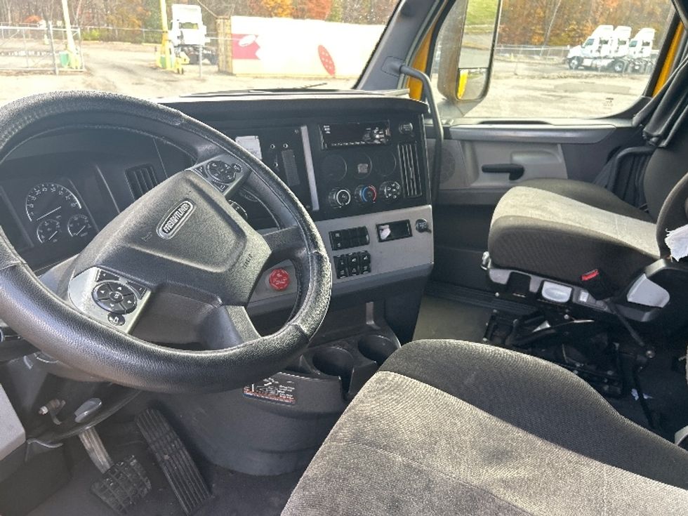 Sleeper Tractor-Heavy Duty Tractors-Freightliner-2022-T12664ST-Montgomery-NY-466,877\n\t\tmiles-$ 66,750 - Image 10